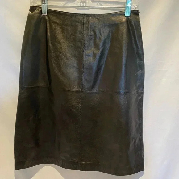 Ann Taylor Black Leather Knee Length Skirt, size 8P - Picture 1 of 9